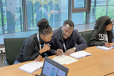 Fellows des klinischen Fellowship Programms bewerten klinische Studiendaten (Quelle: BfArM/PharmTrain) Fellows des klinischen Fellowship Programms bewerten klinische Studiendaten