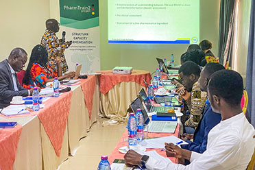 Führungskräfte der FDA Ghana stellen ihre Vision der zukünftigen Zusammenarbeit mit dem PharmTrain2-Projekt vor (Quelle: BfArM/PharmTrain) Führungskräfte der FDA Ghana stellen ihre Vision der zukünftigen Zusammenarbeit mit dem PharmTrain2-Projekt vor