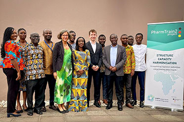 Teilnehmende des Symposiums bestehend aus PharmTrain2 Projektmitarbeiteenden des BfArM und Leitung der FDA Ghana sowie technische Partnerinnen und Partner des Projektes (Quelle: Bfarm/PharmTrain) Teilnehmende des Symposiums bestehend aus PharmTrain2 Projektmitarbeiteenden des BfArM und Leitung der FDA Ghana sowie technische Partnerinnen und Partner des Projektes (Bild hat eine Langbeschreibung)