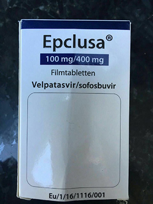Abbildung der gefälschten Schachtel mit dem Rechtschreibfehler „Velpatasvir / sofosbuvir“ statt „Velpatasvir / Sofosbuvir“ (Quelle: BfArM) Abbildung der gefälschten Schachtel mit dem Rechtschreibfehler „Velpatasvir / sofosbuvir“ statt „Velpatasvir / Sofosbuvir“
