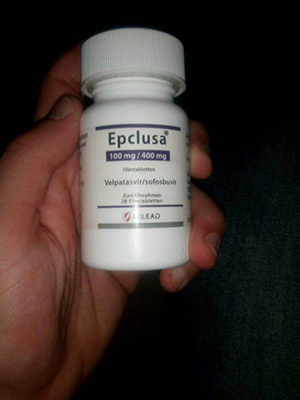 Abbildung der gefälschten Plastikflasche mit dem Rechtschreibfehler „Velpatasvir / sofosbuvir“ statt „Velpatasvir / Sofosbuvir“ (Quelle: BfArM) Abbildung der gefälschten Plastikflasche mit dem Rechtschreibfehler „Velpatasvir / sofosbuvir“ statt „Velpatasvir / Sofosbuvir“