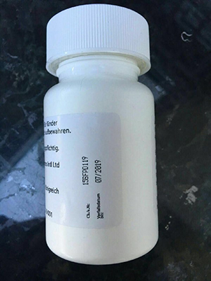 Abbildung der gefälschten Plastikflasche mit der Abweichung „Ch./s.“ oder „Ch./s.No:“ statt „Ch.B.:“ (Quelle: BfArM) Abbildung der gefälschten Plastikflasche mit der Abweichung „Ch./s.“ oder „Ch./s.No:“ statt „Ch.B.:“