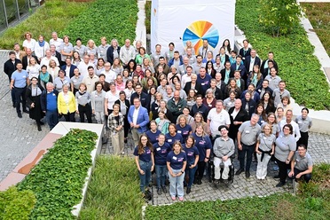 Gruppenbild Mitarbeitende Tag der offenen Tür 2025 im Bundesgesundheitsministerium (Quelle: BMG/Thomas Ecke) Gruppenbild Mitarbeitende Tag der offenen Tür 2025 im Bundesgesundheitsministerium