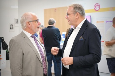 Prof. Dr. Karl Broich und Dr. Georg Kippels, Tag der offenen Tür 2025 im BMG (Quelle: BMG/Thomas Ecke) Prof. Dr. Karl Broich und Dr. Georg Kippels, Tag der offenen Tür 2025 im BMG